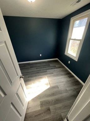 Medina house for rent - A room with a white door and a window.