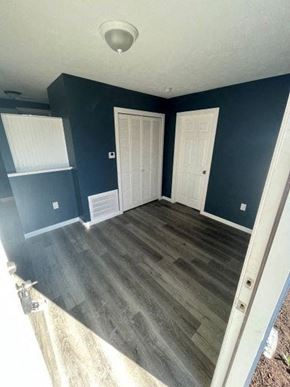 Medina house for rent - A room with dark blue walls and wooden flooring.