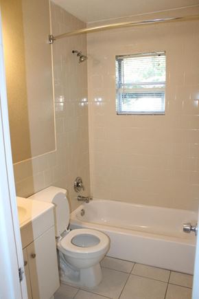 Houston apartment for rent - a bathroom with a toilet and a tub and a sink