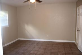 Houston apartment for rent - a empty living room with a ceiling fan