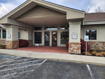 Eagle apartment for rent - A building with a stone pillar and a sign that says D on it.