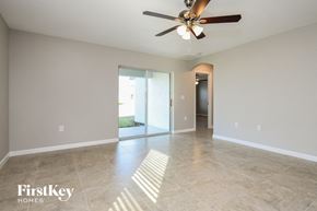 Davenport house for rent - the spacious living room with tile flooring and a ceiling fan
