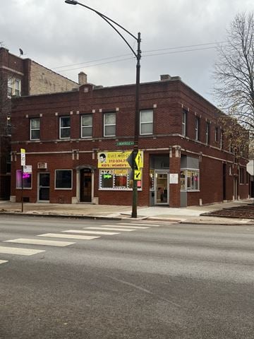 Chicago apartment for rent - A brick building with a sign that says "HOT DOGS" on it.