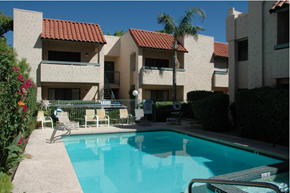 Phoenix apartment for rent - the pool is in front of the villas
