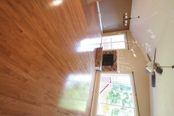 Rochester house for rent - A room with wooden floors and a ceiling fan.