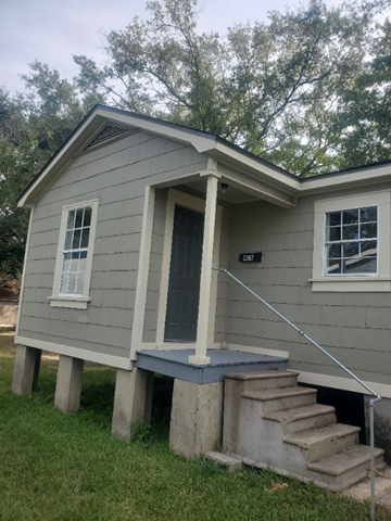 Deridder apartment for rent - the front of a house with stairs and a blue front door