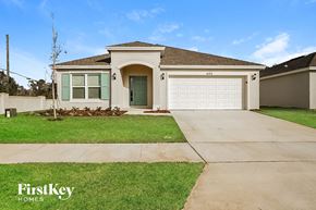 Davenport house for rent - A house with a green door and a garage door is for sale.