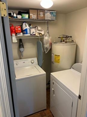 Holland house for rent - A small laundry room with a washer and dryer.