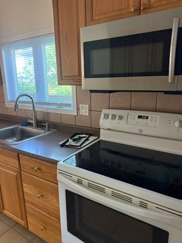 Trevose apartment for rent - A white oven and microwave in a kitchen.
