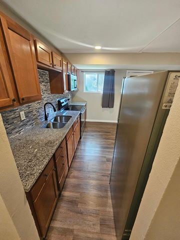 St. Louis house for rent - A kitchen with wooden cabinets and a granite countertop.