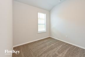 Beaumont house for rent - a bedroom with white walls and carpet and a window