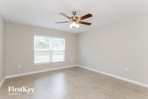 Winter Haven house for rent - A spacious room with a ceiling fan and a window with blinds.