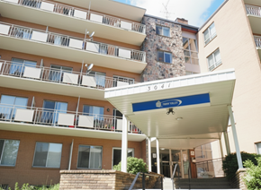 Mississauga apartment for rent - A building with a blue sign that says "3041" on it.