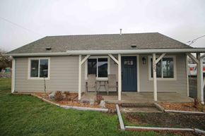 Dallas house for rent - the front of the house has a patio and a porch