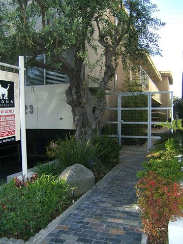 Los Angeles apartment for rent - A sign in front of a building that says "NO PETS".