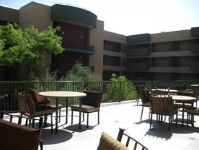 Phoenix apartment for rent - an outside patio area of a hotel with tables and chairs