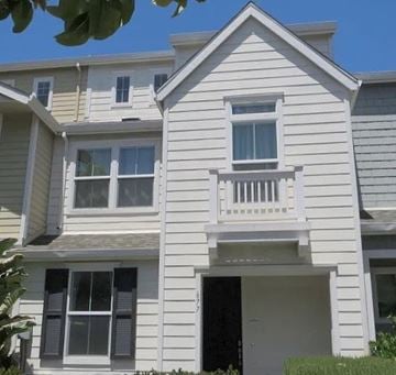 Sunnyvale house for rent - a white house with a balcony on the front
