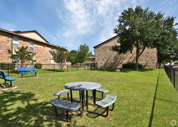 The park at wintergreen apartments | desoto, tx | bbq/picnic area
