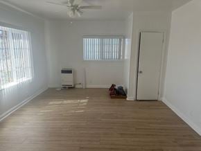 Los Angeles apartment for rent - A room with a ceiling fan and a window with blinds.