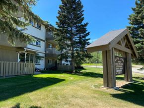 Hinton apartment for rent - A sign in front of a building reads "Spen Plane".
