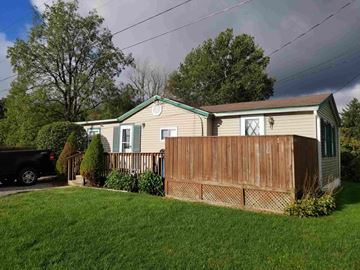 Masury house for rent - A house with a green roof and a wooden fence.