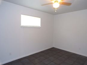 Kingsland apartment for rent - A room with a ceiling fan and a window.