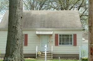 Warren house for rent - A small house with a white door and red window frames.