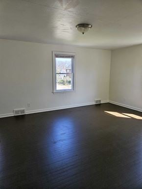 Warren house for rent - A room with a window and a ceiling fan.