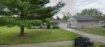 Warren house for rent - a house with a tree in the yard and a driveway