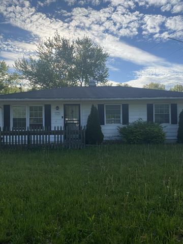 Warren house for rent - the front of a white house with a white picket fence