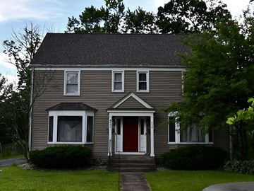 Warren house for rent - a brown house with a red door on a lawn