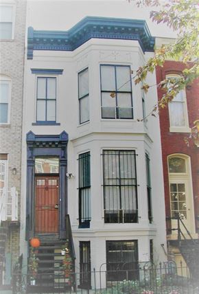 Washington apartment for rent - the front of a house with a red door