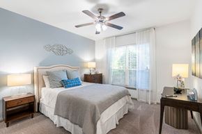 Chattanooga apartment for rent - A bedroom with a large bed and a ceiling fan.