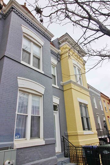 Washington apartment for rent - A row of houses with different colored fronts.