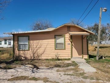 Mathis house for rent - 309 East Hackberry Street