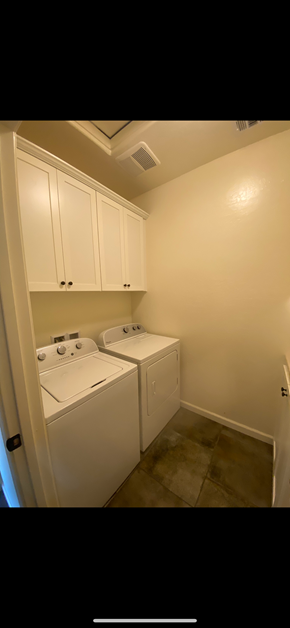 Tulare house for rent - a laundry room with two washes and a dryer