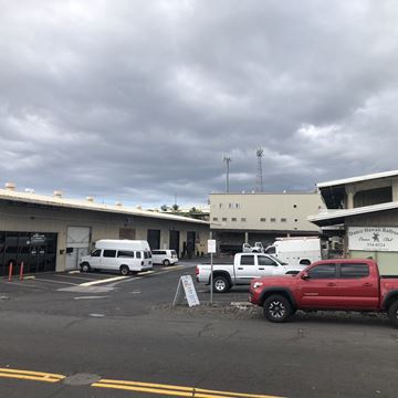 Kailua Kona apartment for rent - a parking lot in front of a building