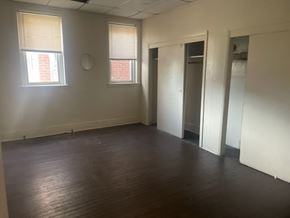 Chester apartment for rent - A room with wooden floors and two windows.