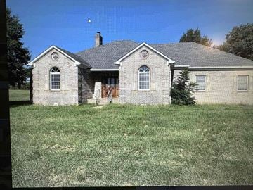 Bowling Green apartment for rent - an old brick house in a grassy yard