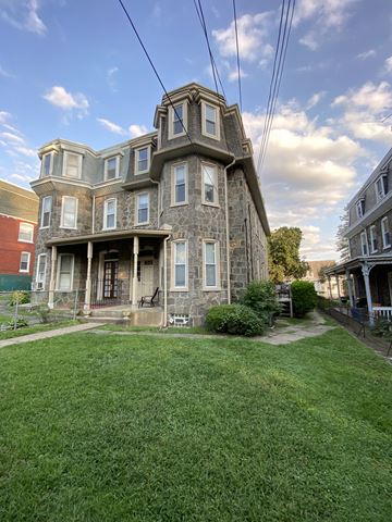 Philadelphia apartment for rent - an old house with a yard in front of it