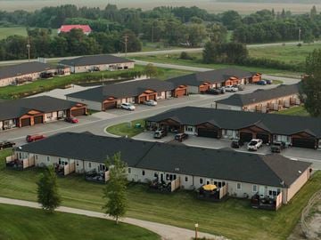 La Broquerie apartment for rent - A large housing complex with multiple buildings and cars parked in the driveways.