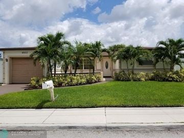 Margate house for rent - a house with palm trees in front of it