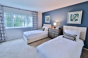 Baltimore townhouse for rent - a bedroom with two beds and a window