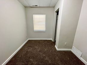 New Albany house for rent - A room with a carpeted floor and a window with blinds.