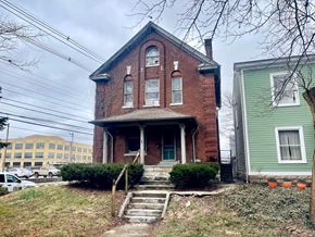 Louisville apartment for rent - an old brick house on a hill with stairs