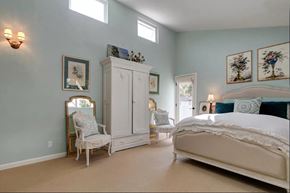 Aptos apartment for rent - bedroom with white chair
