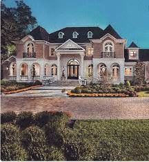 Memphis apartment for rent - A large, grand house with a symmetrical facade and a central entrance.