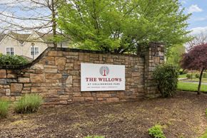 Farmingdale apartment for rent - the willows at collinswood park entrance sign