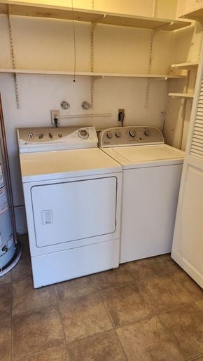 Tucson house for rent - a laundry room with a washer and dryer in it