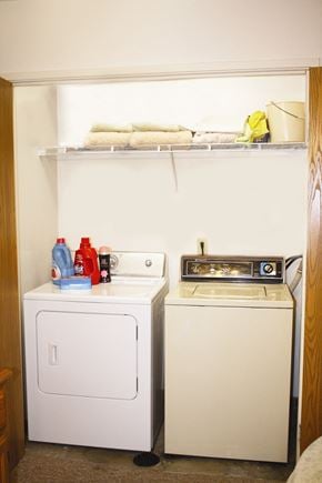 Cleves apartment for rent - a small laundry room with a washer and a dryer